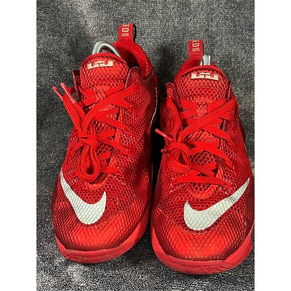 Nike LeBron 12 Shoe boy Size 7Y/ women’s 8.5 Red Sneaker Basketball University - Picture 4 of 9